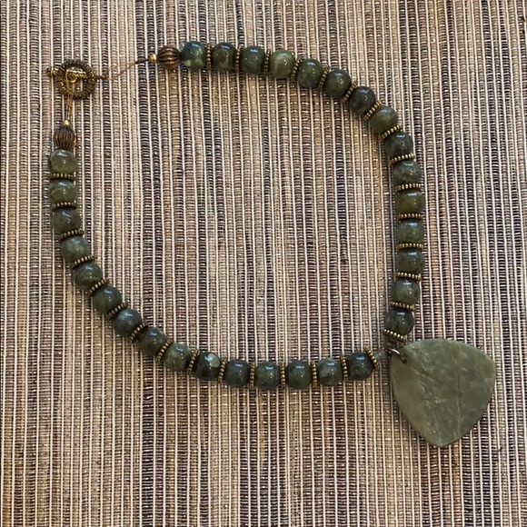 Natural stone beaded necklace with pendant - Picture 3 of 3